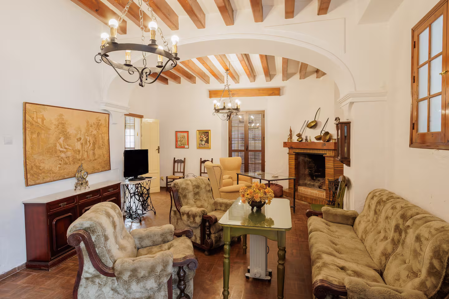 Inversión Estratégica: Majestuosa Casa Palacio de +400m² con Licencia Turística y Piscina en Montellano